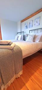 A bed or beds in a room at Well Cottage Country Accommodation