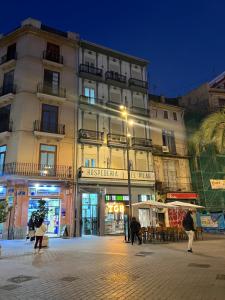 un edificio con una luz de la calle delante de él en Hospederia del Pilar en Valencia