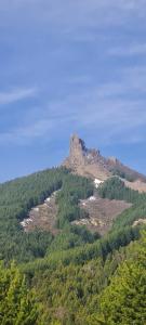 維亞梅立奎納的住宿－Mountain House Suites de montaña，山顶上有岩石的山