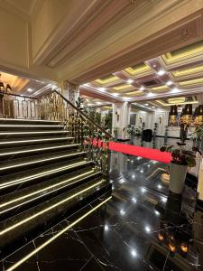 una escalera en un edificio con una cinta roja en East Star Hotel en Samarcanda