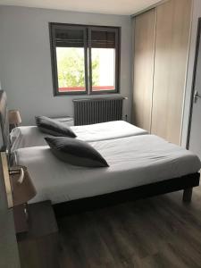 Postel nebo postele na pokoji v ubytování le saint firmin