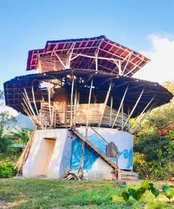 ein Gebäude mit einem Dach darüber in der Unterkunft Finca La Magia in Ometepe