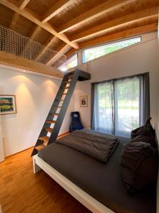 ein Schlafzimmer mit einem Etagenbett und einer Treppe in der Unterkunft BALTHASAR RESS Guesthouse am Rebhang im Rheingau in Oestrich-Winkel