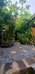 un jardín con rocas, árboles y plantas en Your Secret Garden Villa - Melasti Beach! en Ungasan