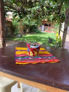 einen Tisch mit einer Schüssel Essen darüber in der Unterkunft Casa Sayana in Samaipata