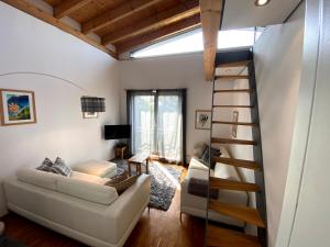 ein Wohnzimmer mit einem Hochbett und einer Treppe in der Unterkunft BALTHASAR RESS Guesthouse am Rebhang im Rheingau in Oestrich-Winkel
