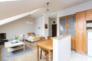 Kuchyňa alebo kuchynka v ubytovaní SuperApart Powstańców Śląskich 106D