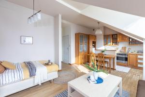 Kuchyňa alebo kuchynka v ubytovaní SuperApart Powstańców Śląskich 106D