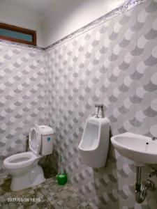 łazienka z toaletą i umywalką w obiekcie Lakey Peak B and B w mieście Huu