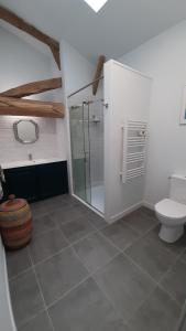łazienka z przeszklonym prysznicem i toaletą w obiekcie Beautiful, luxurious and ideally situated cottage w mieście Criteuil-la-Magdeleine +7 zdjęć