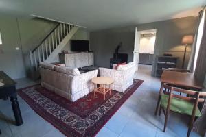 ein Wohnzimmer mit 2 Sofas und einem Tisch in der Unterkunft Beautiful, luxurious and ideally situated cottage in Criteuil-la-Magdeleine