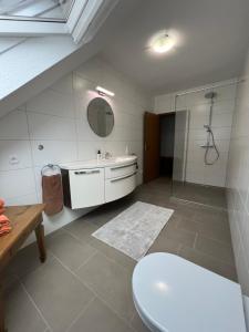 特拉本特拉巴赫的住宿－Ferienweingut Göbel，一间带卫生间、水槽和镜子的浴室