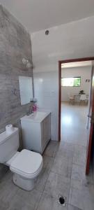 uma casa de banho com um WC branco e um lavatório. em Complejo Junin Dpto Planta Alta em Formosa