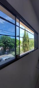 ventana en una habitación con vistas a la calle en Complejo Junin Dpto Planta Alta en Formosa