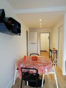 een eetkamer met een tafel en stoelen en een keuken bij Vue Belle île in Quiberon