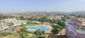 una vista aerea di un resort con 2 piscine di Ático Dúplex Río Ebro a Haro