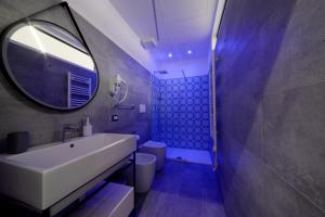 ein Badezimmer mit einem weißen Waschbecken und einem Spiegel in der Unterkunft San Saba Street Apartment 52 in Rom