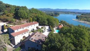 una vista aérea de una casa junto a un río en Casa Vacanze Borgo la Fratta, en Barberino di Mugello