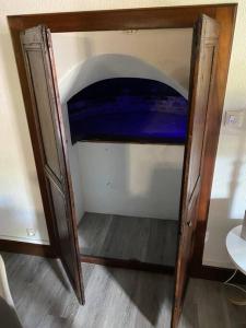 Łóżko lub łóżka w pokoju w obiekcie LA DEMEURE DU CERF - gîte de charme privatif en Sologne 6P avec Jacuzzi et piscine chauffée - Lamotte Beuvron Zoo de Beauval Center parcs