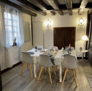 Zdjęcie z galerii obiektu LA DEMEURE DU CERF - gîte de charme privatif en Sologne 6P avec Jacuzzi et piscine chauffée - Lamotte Beuvron Zoo de Beauval Center parcs w mieście Chaon