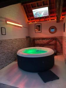 pokój z wanną z hydromasażem na środku pokoju w obiekcie LA DEMEURE DU CERF - gîte de charme privatif en Sologne 6P avec Jacuzzi et piscine chauffée - Lamotte Beuvron Zoo de Beauval Center parcs w mieście Chaon