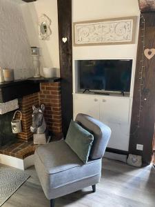 Telewizja i/lub zestaw kina domowego w obiekcie LA DEMEURE DU CERF - gîte de charme privatif en Sologne 6P avec Jacuzzi et piscine chauffée - Lamotte Beuvron Zoo de Beauval Center parcs