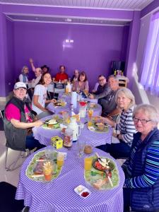 een groep mensen die aan tafel eten bij El Grano De Oro Hotel in Tupiza