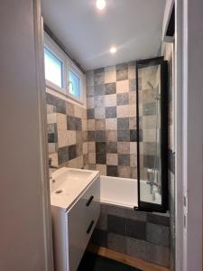 łazienka z wanną, umywalką i prysznicem w obiekcie T2 cosy / quartier calme / magasins d’usine a proximité w mieście Saint-Julien-les-Villas +10 zdjęć