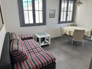 sala de estar con sofá y mesa en Centro - 2 dorm - 2 baños completos en Mar del Plata