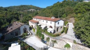 una vista aérea de un edificio en una montaña en Casa Vacanze Borgo la Fratta, en Barberino di Mugello