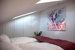 - une chambre avec un lit et une peinture murale dans l'établissement annes*glück, à Füssen
