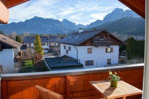 a balcony with a table and a view of the mountains at annes*glück in Füssen