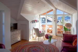 ein Wohnzimmer mit Sofa und Tisch in der Unterkunft annes*glück in Füssen
