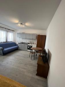 sala de estar con sofá y mesa en Old Town Logavina street Cosey studio apartment, en Sarajevo