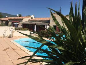 - une piscine en face d'une maison dans l'établissement Le Clos des Gites, maisons de vacances,, à Châteauneuf-Val-Saint-Donat