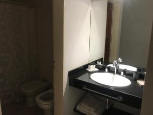 Et badeværelse på Depto Barrio Universitaro III , wifi,cochera, checkin express