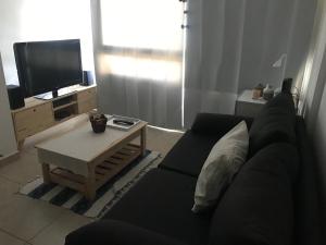 Et tv og/eller underholdning på Depto Barrio Universitaro III , wifi,cochera, checkin express