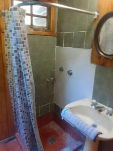 y baño con lavabo y ducha. en San Ignacio en San Carlos de Bariloche