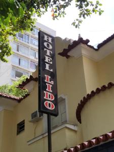 una señal de hotel frente a un edificio en Hotel Lido (Adult Only), en Río de Janeiro