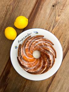 une assiette blanche avec une pâtisserie sur une table dans l'établissement Horská bouda KUPROVKA, à Strážné