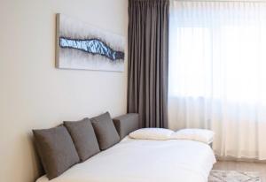 1 dormitorio con cama y ventana en Tran Chien Apartment with free private parking, en Praga