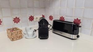um balcão de cozinha com uma torradeira e um micro-ondas em HARO EXPERIENCE em Haro