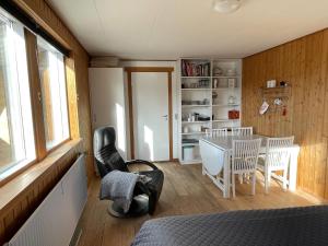 a bedroom with a dining room with a table and chairs at Eskærhus på Tåsinge, tæt på Svendborg - Afdeling med egen indgang in Troense