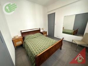 1 dormitorio con cama y espejo grande en Centro - 2 dorm - 2 baños completos en Mar del Plata