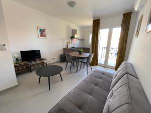 a living room with a couch and a table at Casa Branca Beach in Santa Maria