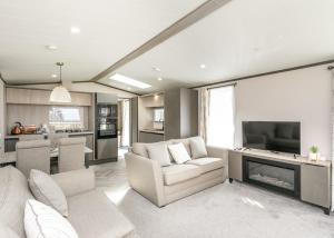 uma sala de estar com um sofá e uma lareira em Blaithwaite Country House Estate em Wigton