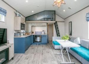 uma cozinha e uma sala de estar com um sofá e uma mesa em Blaithwaite Country House Estate em Wigton