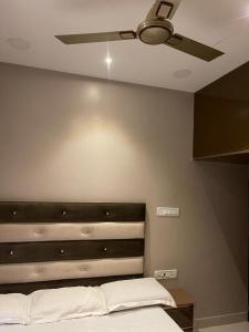 um quarto com uma cama e uma ventoinha de tecto em AVVAIRAM SERVICE APARTMENT G8 em Chennai