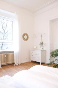 - une chambre blanche avec un lit et une fenêtre dans l'établissement Honeybee Properties Ferienwohnungen Koblenz, à Coblence