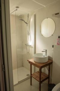 een badkamer met een wastafel en een douche bij Chalet Ben in Broek in Benningbroek